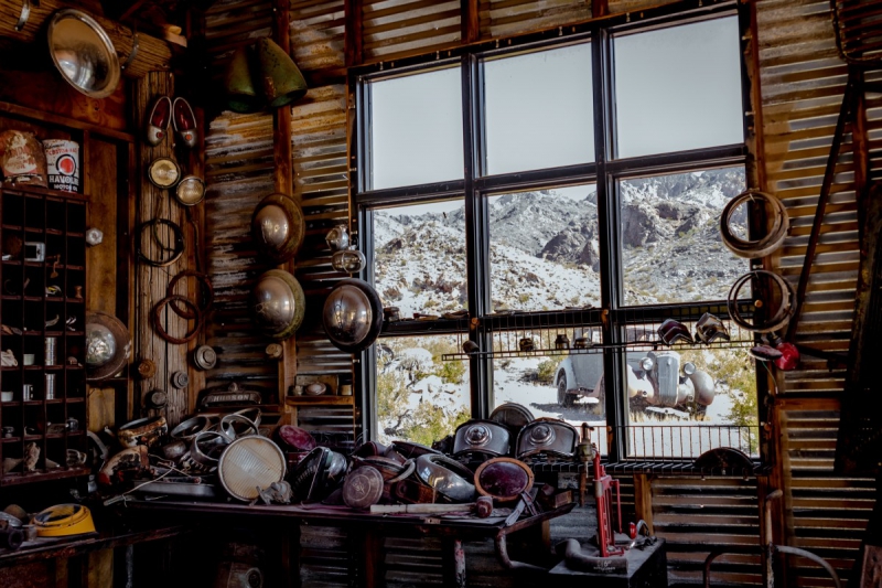 cordonnerie-LE BROC-min_shop_window_part_junk_abandoned-138873